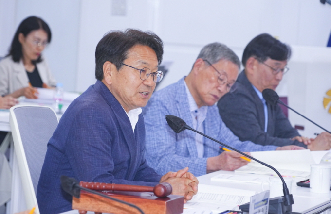 강기정 광주광역시장이 10일 오후 시청 소회의실에서 열린 '5‧18민주화운동 관련자 보상심의위원회'에 참석해 회의를 주재하고 있다./사진=광주시 