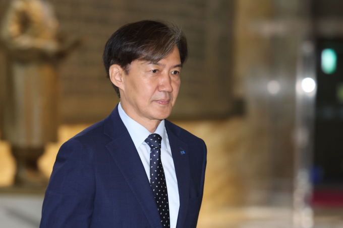 조국 조국혁신당 대표가 지난 10일 국민권익위원회의 윤석열 대통령 부인 김건희 여사 명품백 수수 의혹 사건 종결 판정에 대해 비판의 글을 게재했다. 사진은 조 대표가 지난 10일 서울 여의도 국회 로텐더홀에서 열린 최고위원회의에 참석하는 모습. /사진=뉴시스