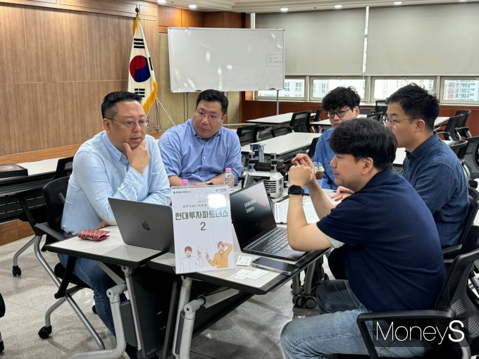 현대투자파트너스 관계자가 광주지역의 한  스타트업 기업과 1대1 설명회를 진행하고 있다/사진=한국무역협회 광주전남본부 제공.