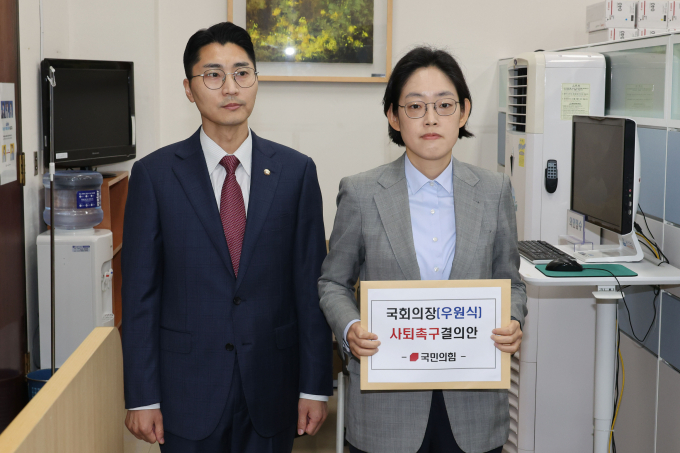 국민의힘이 11일 우원식 국회의장 사퇴 촉구 결의안을 당론으로 제출했다. 사진은 조지연(오른쪽)·박준태 국민의힘 의원이 11일 국민의힘 의원총회에서 만장일치로 결의된 ‘우원식 국회의장 사퇴촉구 결의안’을 국회 의안과에 제출하는 모습. /사진=뉴시스(공동취재)