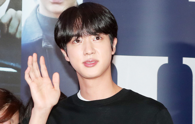 그룹 방탄소년단 측이 팬들에게 진의 전역 당일 현장 방문을 삼가달라고 당부했다. 사진은 지난 2022년 8월  서울 강남구 삼성동 메가박스 코엑스에서 진행된 영화 '헌트' VIP시사회에 참석한 그룹 방탄소년단 멤버 진. /사진=머니투데이