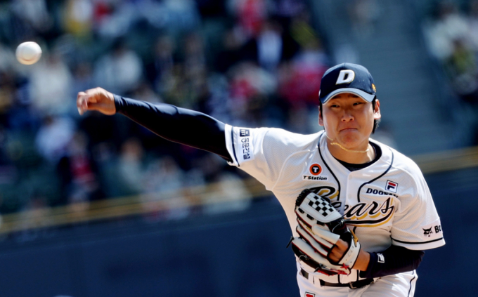 두산베어스 투수 곽빈이 2024 신한 SOL뱅크 KBO리그 5월 월간 최우수선수(MVP)로 선정됐다. 사진은 3월 31일 오후 서울 잠실야구장에서 열린 기아와 두산의 경기에서 곽빈의 투구 모습./ 사진=뉴시스