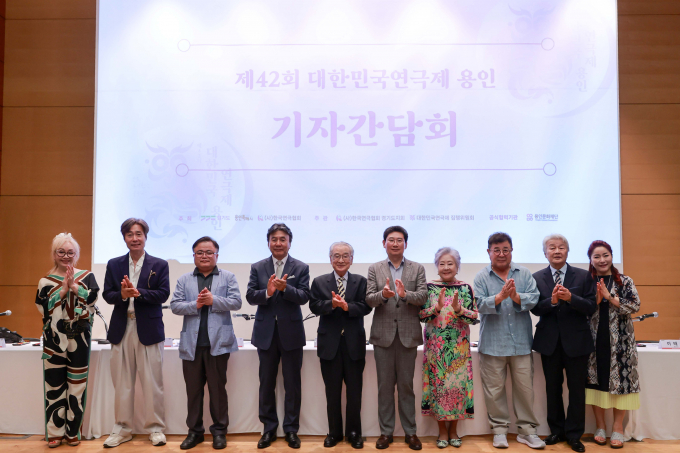  이상일 용인특례시장(오른쪽 다섯번째)과 이순재 명예대회장(오른쪽 여섯번째)이 11일 용인문화예술원 국제회의실에서 '제42회 대한민국연극제 용인' 개최와 관련한 기자간담회에서 박수를 치고 있다. / 사진제공=용인문화재단