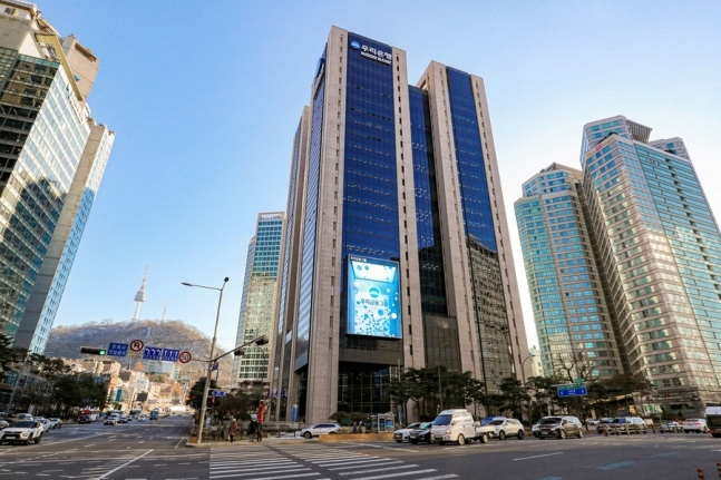   우리은행은 지난 10일 경상남도 김해 지점에서 100억원 상당의 고객 대출금이 횡령된 사고가 발생했다. 사진은 우리은행 본점 건물./사진=우리은행