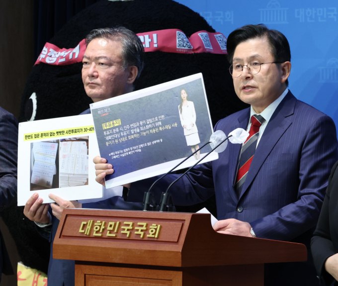 제22대 국회의원선거(4·10 총선) 당시 사전투표소에 불법카메라를 설치한 혐의로 재판에 넘겨진 40대 유튜버가 신청한 국민참여재판에 황교안 전 국무총리가 공동 변호인으로 선임됐다. 사진은 황교안 전 국무총리(오른쪽)와 민경욱 전 의원(왼쪽)이 23일 서울 여의도 국회 소통관에서 기자회견을 열고 21대 총선의 부정선거 의혹을 제기하는 모습이다./ 사진=뉴스1  