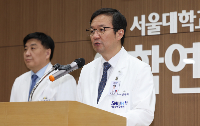 김영태 서울대병원장이 의대 교수들의 집단휴진을 막아서자 이를 응원하는 목소리가 이어지고 있다. 김 병원장이 지난 7일 오후 서울 종로구 서울대병원 의학연구혁신센터에서 김영삼 전 대통령 부인 손명순 여사 별세 관련 브리핑을 하고 있는 모습으로 기사와 무관. /사진=뉴스1