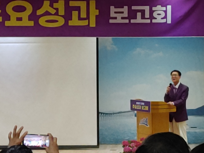 11일 신안군청 공연장에서 민선8기 2주년 군정 주요성과보고회를 하고 있는 박우량 신안군수/홍기철기자