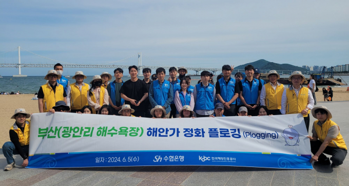 해양진흥공사 바다사랑 봉사대 3기 대원들이 5일 수협은행과 함께 부산 연안 환경보호활동을 진행하고 있다./사진=해양진흥공사