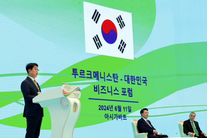 정부가 첨단 기술을 앞세워 투르크메니스탄의 각종 인프라 개발에 적극 나서기로 했다. 사진은 박상우(왼쪽) 국토부 장관이 11일(현지시각) 아시가바트 투르크메니스탄 상공회의소에서 열린 한-투르크메니스탄 비즈니스포럼에서 두 나라 협력과 관련된 발표를 했던 모습. /사진=뉴시스