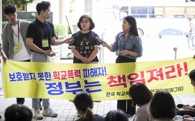 고 박주원 양의 어머니 이기철씨가 11일 서울 서초구 서울중앙지방법원에서 열린 학교폭력 피해자 사건에 여러 차례 불출석해 패소하게 만든 권경애 변호사를 상대로 낸 소송의 1심 선고를 마친 뒤 법정에서 나와 심경을 밝히고 있다. /사진=뉴시스