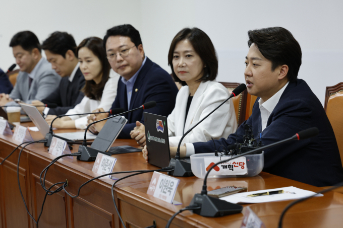 개혁신당이 12일부터 14일까지 3일간 전국 254개 지역구 조직위원장 모집을 시작한다. 사진은 이준석 의원(오른쪽)이 지난달 31일 오전 서울 여의도 국회에서 열린 전-현직 국회의원 연석회의에서 발언하는 모습. /사진=뉴스1
