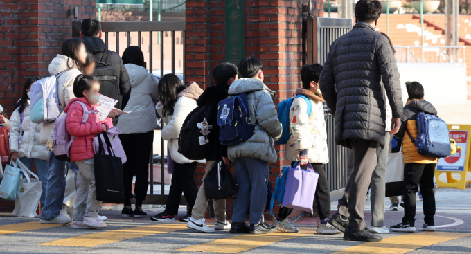 kDI는 공동 세미나를 통해 지난해 정부의 저출생 대응 예산의 구조적 문제점을  지적했다. 사진은 ‘늘봄학교’ 시행 첫 날인 4일 오전 서울 시내 한 초등학교에서 개학을 맞이한 학생들이 등교하는 모습. /사진=뉴스1