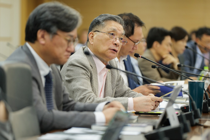 이한준(왼쪽 두번째) LH 사장이 지난 10일 경남 진주 본사에서 공공주택 공급 촉진 점검회의를 열었다. /사진=LH