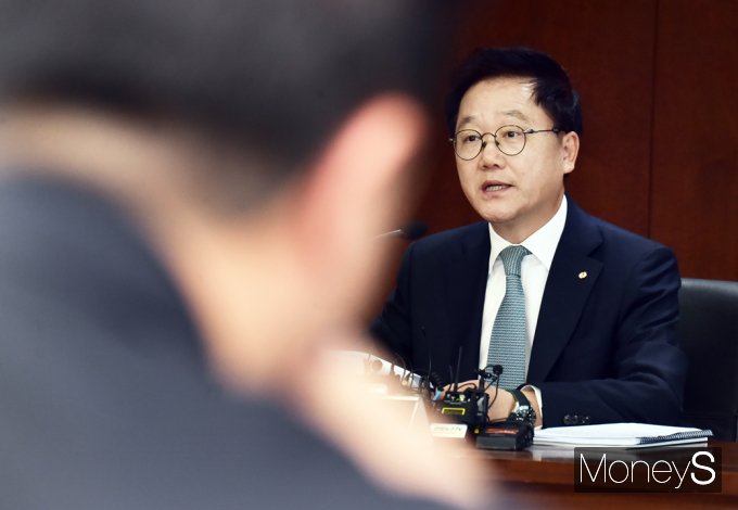 [머니S포토] 산은 본점부산 이전 관련 질문답하는 강석훈 회장