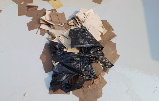 서울시가 오물풍선으로 인한 시민의 신고를 받고 직접적인 피해 보상에 나선다.사진은 지난 10일 오후 서울 용산구 이태원동의 한 상가 옥상에서 북한이 보낸 것으로 추정되는 대남 오물 풍선의 모습. /사진= 뉴스1