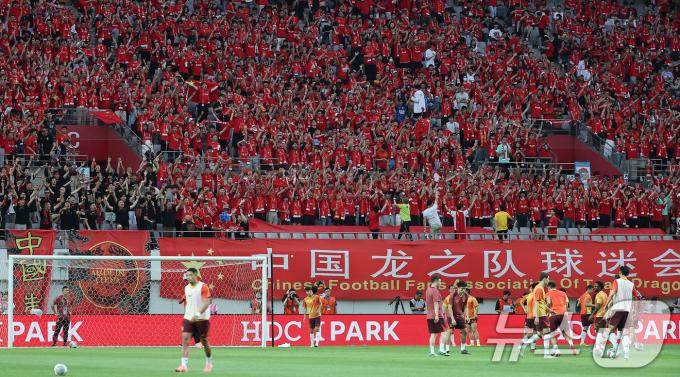 11일 오후 서울 마포구 상암동 서울월드컵경기장에서 열리는 2026 북중미 월드컵 아시아 2차 예선 조별리그 C조 6차전 대한민국과 중국의 경기를 앞두고 대규모 중국 응원단이 열정적인 응원을 펼치고 있다. 2024.6.11/뉴스1 ⓒ News1 김진환 기자
