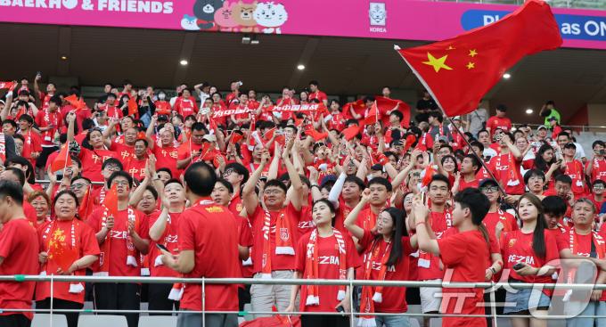 [사진] '경기에 앞서 응원 선보이는 중국 축구팬들'