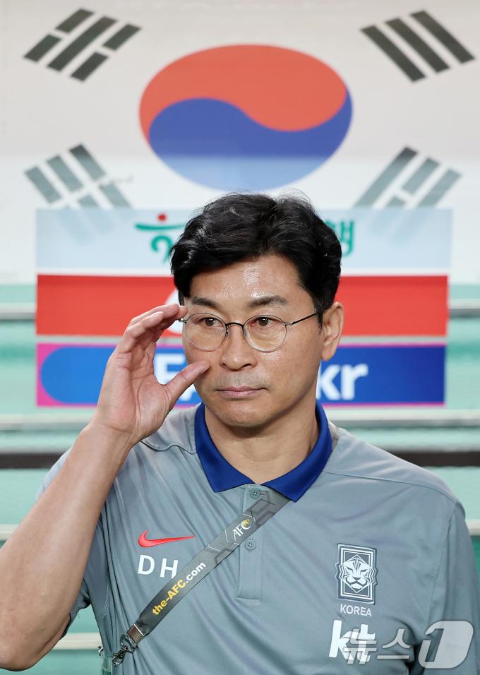 [사진] 안경 고쳐쓰는 김도훈 감독