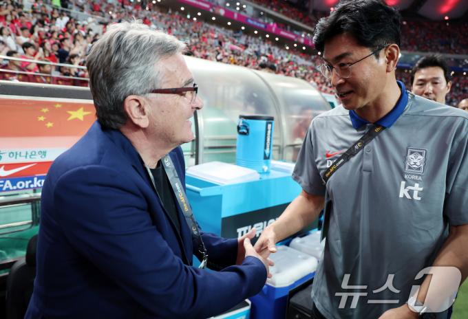 [사진] 혈투 앞둔 대한민국과 중국 축구대표팀