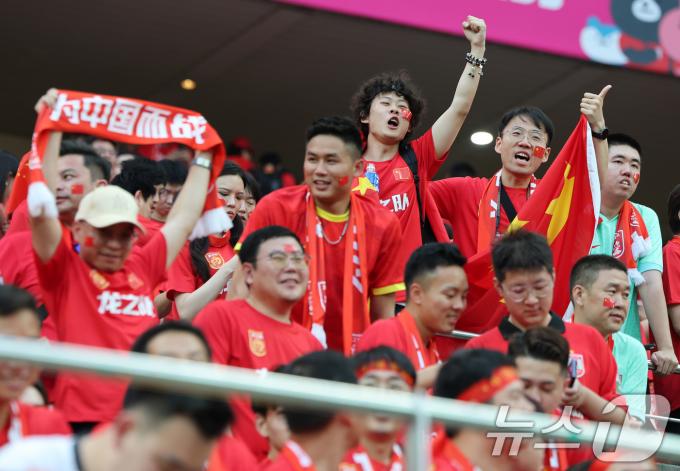 [사진] 경기에 앞서 응원 선보이는 중국 축구팬들