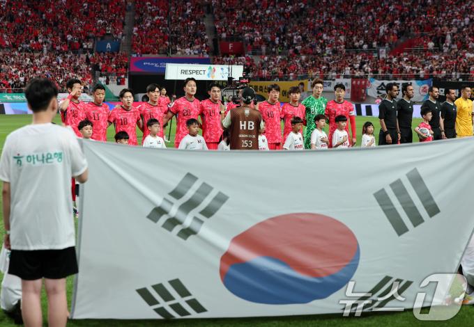 [사진] 국민의례 하는 축구 국가대표팀