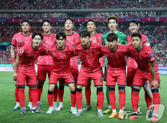 [사진] 기념 촬영하는 대한민국 베스트 일레븐