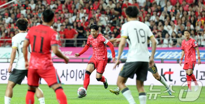[사진] 손흥민, 중국을 뚫어라
