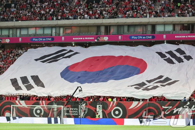 [사진] 열띤 응원 펼치는 붉은악마