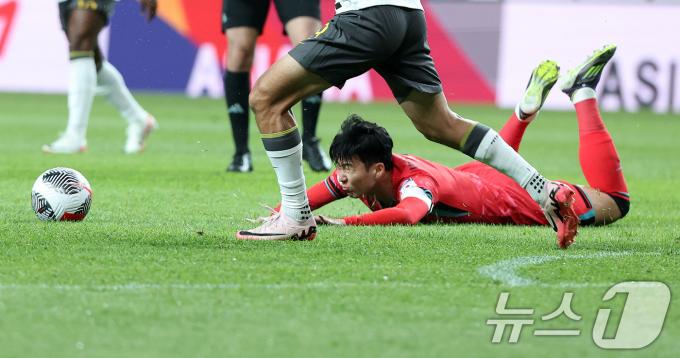 [사진] 거친 파울에 넘어지는 손흥민