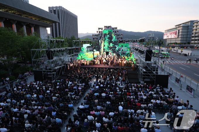 [사진] 야외 오페라 공연 펼쳐지는 광화문광장