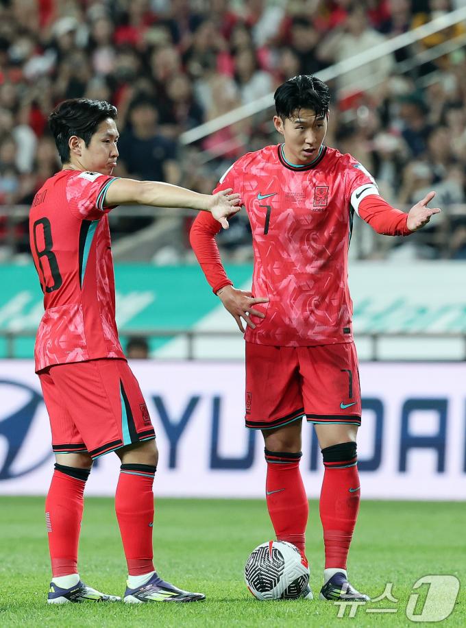 [사진] 프리킥 준비하는 손흥민과 이강인