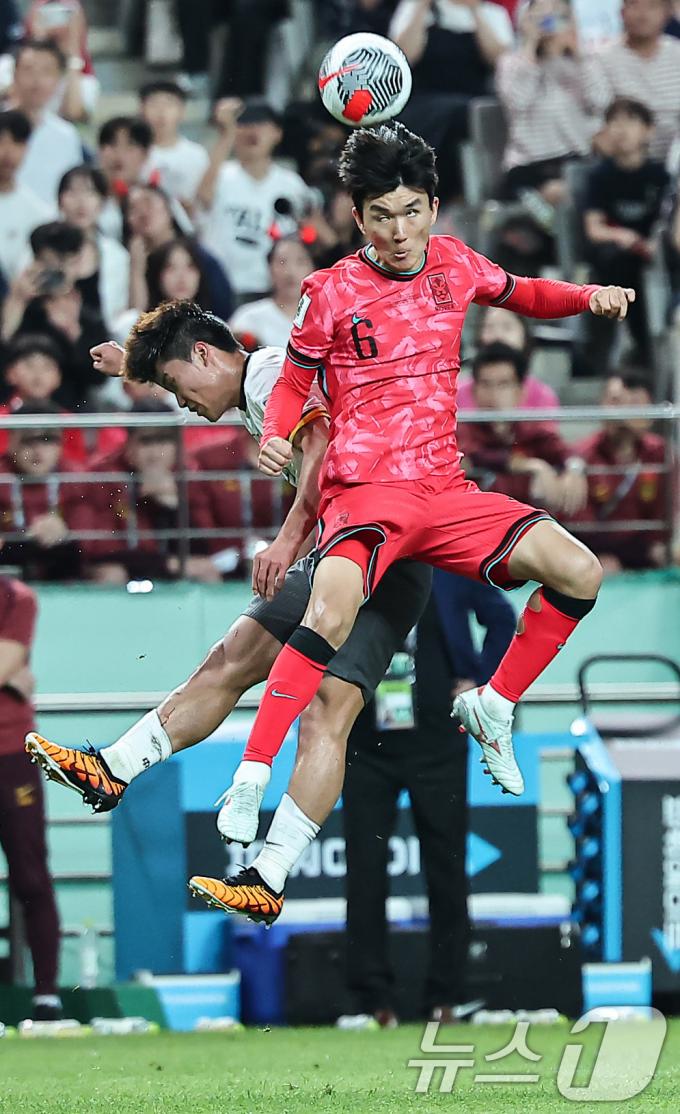 [사진] 공중볼 다툼하는 황인범