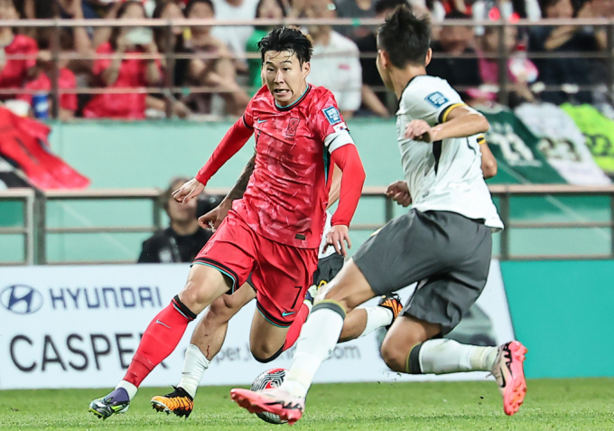 한국 축구대표팀이 11일 저녁 서울월드컵경기장에서 열리고 있는 중국과의 2026 북중미 월드컵 아시아 2차 예선 조별리그 C조 6차전에서 전반을 0-0을 비긴 채 마쳤다. 사진은 손흥민이 이날 전반전에서 공격을 시도하는 장면. /사진=뉴스1 