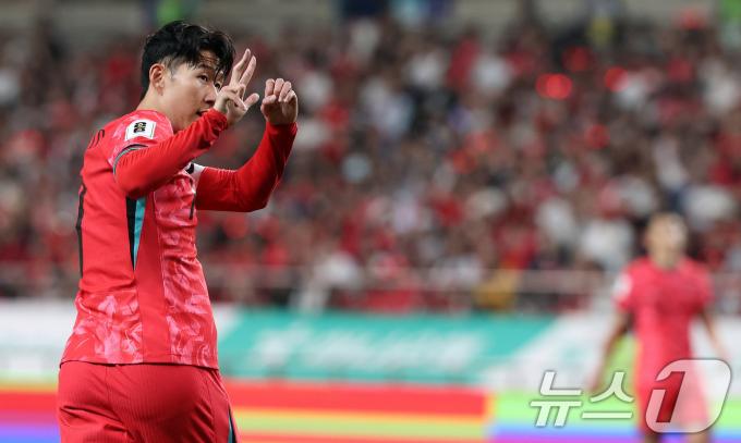 [사진] 중국 축구팬들에 1차전 스코어 3대0 그려보이는 손흥민