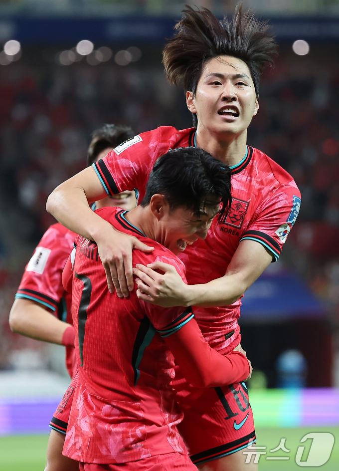 [사진] 이강인, 선취골 넣고 쏘니와 깊은 포옹