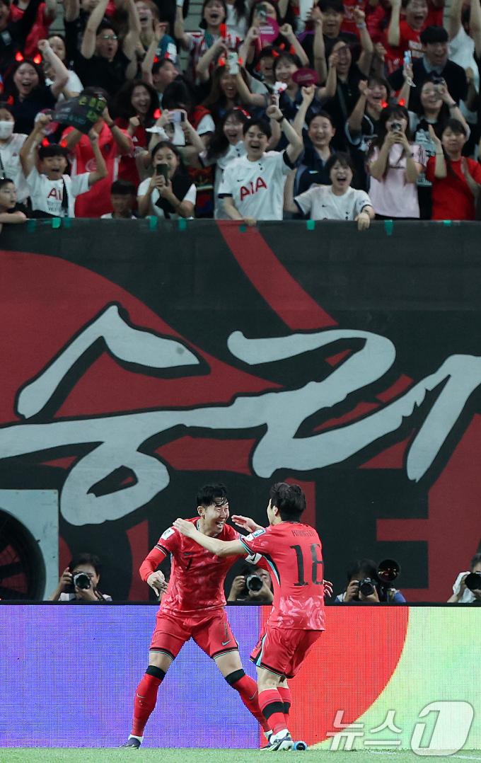 [사진] 선제골 기쁨 나누는 이강인과 손흥민