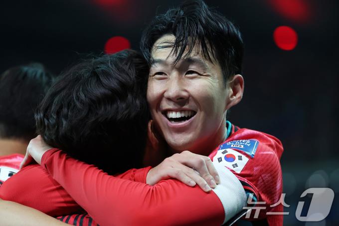 [사진] 이강인 안아주는 캡틴손