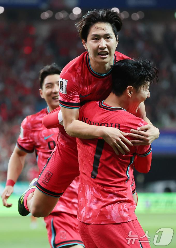 [사진] 이강인의 선취골로 앞서가는 대한민국