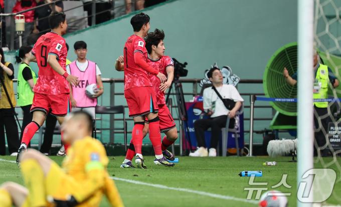 [사진] 중국 무너뜨린 이강인의 선제골