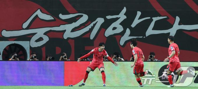 [사진] '선제골' 기뻐하는 손흥민과 이강인