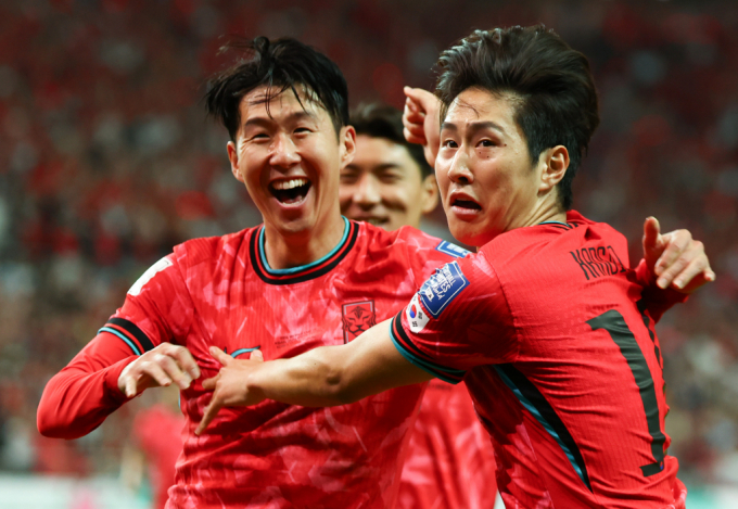 한국 축구대표팀이 11일 저녁 서울월드컵경기장에서 열린 중국과의 2026 국제축구연맹(FIFA) 북중미월드컵 아시아 지역 2차 예선 조별리그 C조 6차전에서 1-0으로 승리했다. 사진은 이날 후반전 이강인(오른쪽)이 선제골을 성공시킨 후 손흥민과 함께 환호하는 모습. /사진=뉴스1