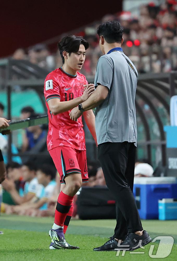 [사진] 이강인, 교체 뒤 김도훈 감독과 하이파이브