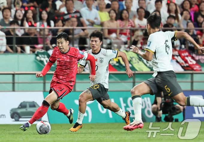 11일 오후 서울 마포구 상암동 서울월드컵경기장에서 열린 2026 북중미 월드컵 아시아 2차 예선 조별리그 C조 6차전 대한민국과 중국의 경기 전반전에서 대한민국 손흥민이 공격을 시도하고 있다. 2024.6.11/뉴스1 ⓒ News1 김도우 기자