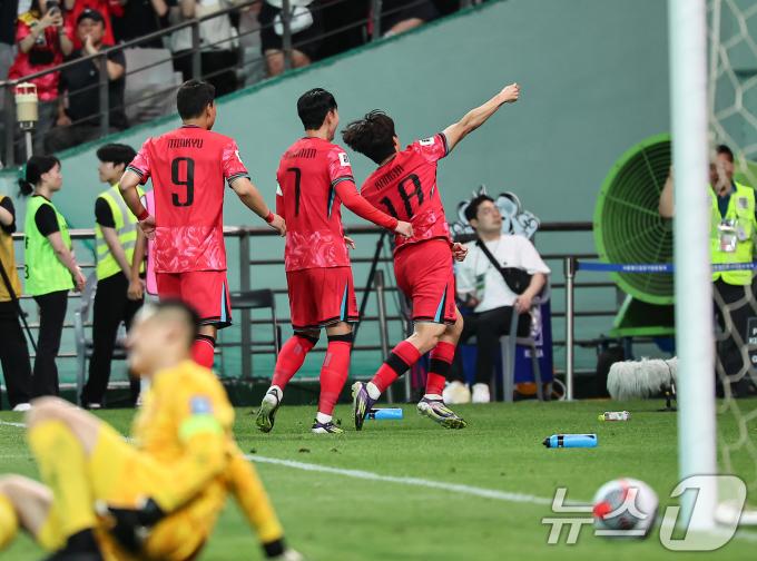 11일 오후 서울 마포구 상암동 서울월드컵경기장에서 열린 2026 북중미 월드컵 아시아 2차 예선 조별리그 C조 6차전 대한민국과 중국의 경기 후반전에서 대한민국 이강인이 선제골을 넣고 기뻐하고 있다. 2024.6.11/뉴스1 ⓒ News1 김도우 기자