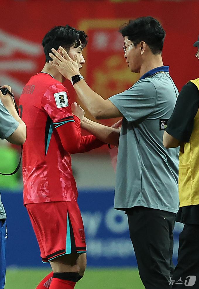 [사진] 김도훈 임시 감독, 손흥민 대단해!