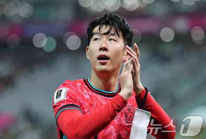 [사진] 손흥민, 팬들 향해 인사