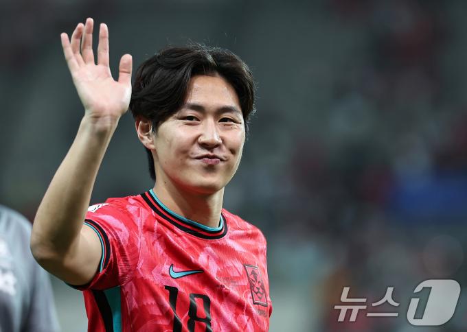 [사진] '승리의 주역' 이강인, 팬들 향해 인사