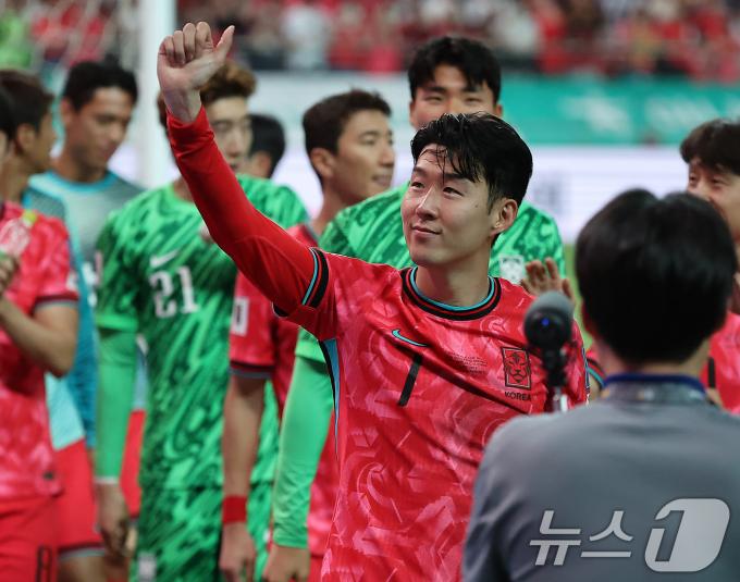 [사진] 손흥민, 팬 여러분 넘버 원!