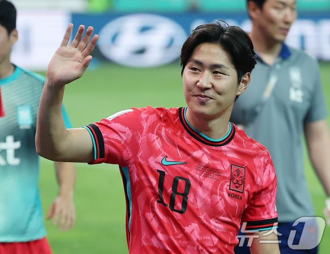 [사진] '결승골' 이강인, 팬 보며 미소