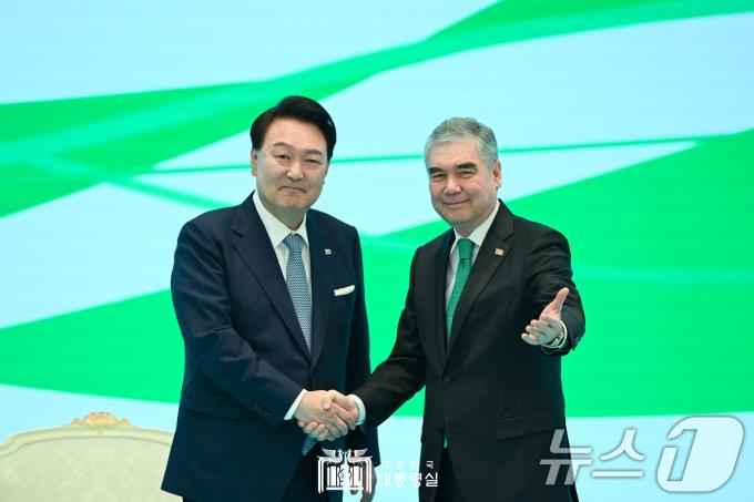 [사진] 윤석열 대통령, 구르반굴리 투르크 최고지도자와 함께